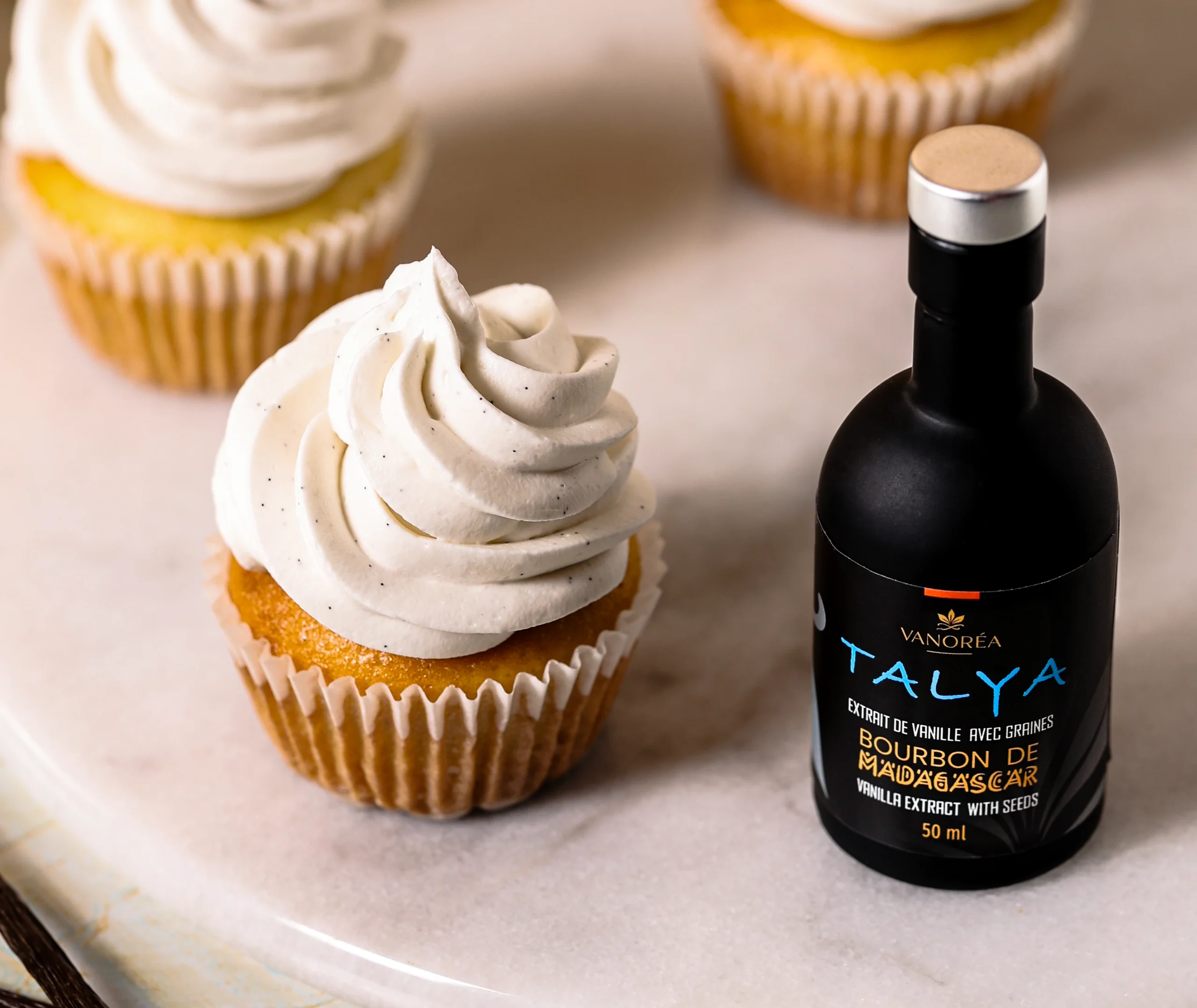 Cupcake à la vanille accompagné d’une flacon d’extrait Talya 50 ml
